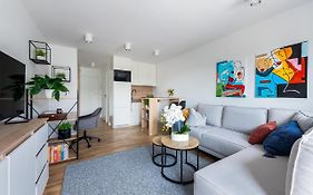 Wrzeciono 12 - Piekny Apartament Obok Szpitala Bielanskiego Oraz Awf, Bezplatna Strefa Parkowania - 400M Do Stacji Metra - Good Apartments
